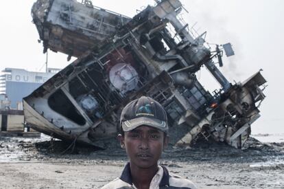 Un adolescente dedicado a desguazar barcos posa frente a uno que está siendo reducido a chatarra en Chittagong (Bangladés). Lo que más temen los trabajadores son las bolsas de gas que se forman en los tanques de combustible y que a menudo estallan dejando numerosos muertos.