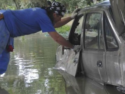 Un trabajador del Ministerio de Emergencias ruso en Krymsk, Krasnodar.