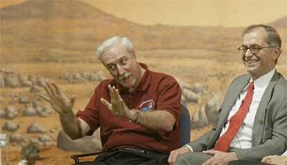 Charles Elachi, director del JPL (dcha.) y Sean O'Keefe, administrador de la NASA, responden a las preguntas de los periodistas horas antes de la llegada del <i>Opportunity</i>.