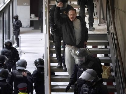 Pablo Hasél, es escoltado por la policía tras su detención.