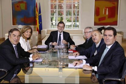 La ministra de Empleo, Fátima Báñez, los secretarios generales de CCOO, Ignacio Fernández Toxo (3d), y de UGT, Pepe Álvarez (2d), en una reunión con el presidente del Gobierno, Mariano Rajoy (centro); el presidente de la patronal CEOE, Juan Rosell (i), y el presidente de CEPYME, Antonio Garamandi,el 24 de noviembre de 2016.