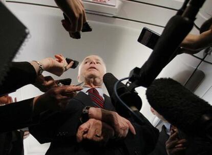 El aspirante republicano a la presidencia John McCain habla con los periodistas durante un vuelo de Houston a Fort Worth, Tejas.