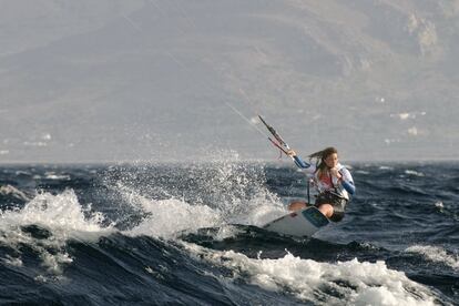 La Kiter española, Gisela Pulido, durante una sesión fotográfica en Tarifa