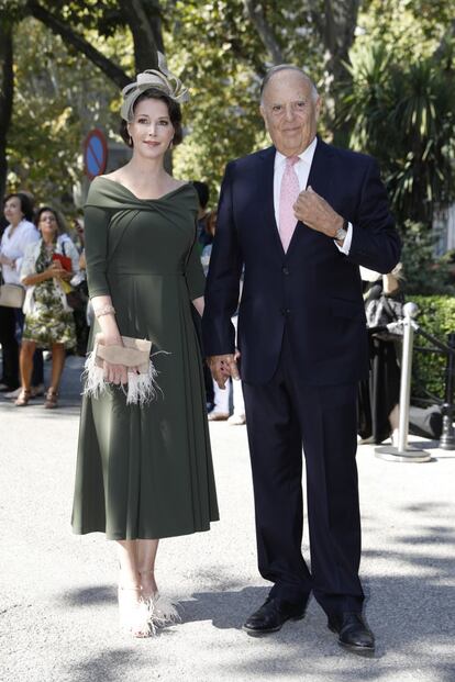 Carlos Falcó, marqués de Griñón, con su esposa, Esther Doña, a su llegada al enlace.