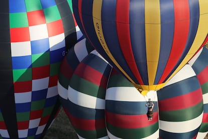 Varios globos de aire caliente se elevan sobre el cielo de Todi (Italia).