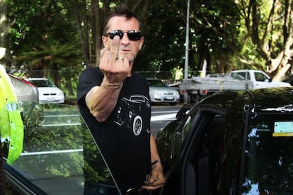 Phil Rudd, en noviembre de 2014, hace 'una peineta' a los periodistas después de comparecer en el juzgado de Tauranga acusado de posesión de drogas y amenaza de muerte.