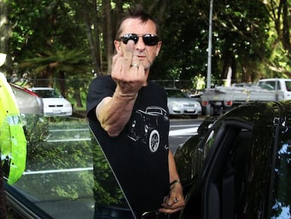 Phil Rudd, en noviembre de 2014, hace 'una peineta' a los periodistas después de comparecer en el juzgado de Tauranga acusado de posesión de drogas y amenaza de muerte.