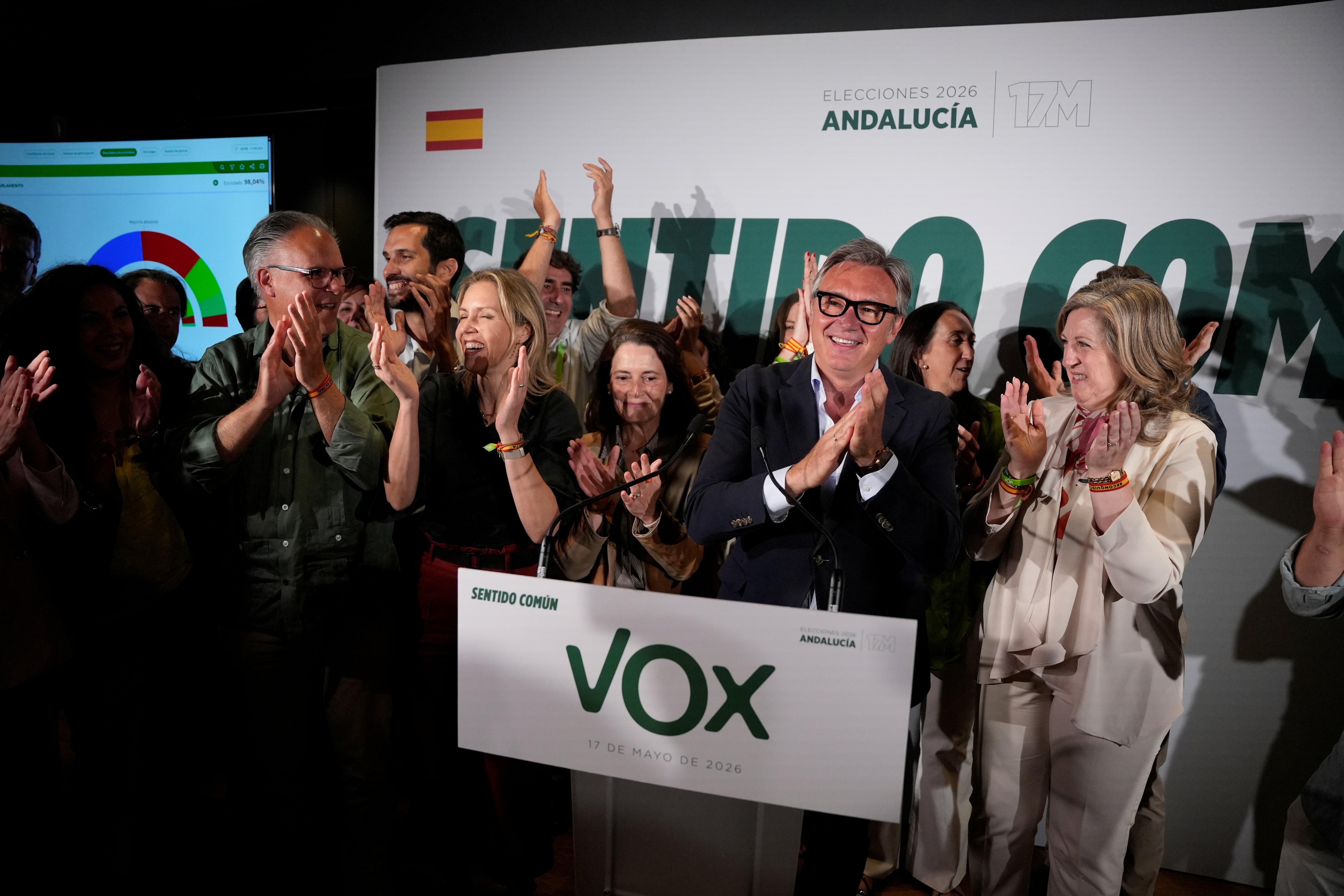 Elecciones en Andalucía 17M | Vox celebra la pérdida de la mayoría absoluta del PP al grito de “¡Prioridad nacional!”