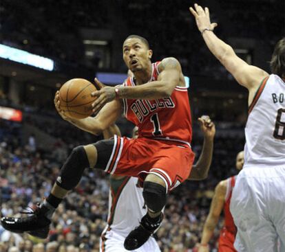 Derrick Rose, en pleno vuelo, ante Milwaukee.