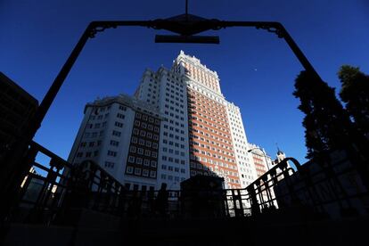 Fachada principal recién rehabilitada del edificio España, en la plaza de España de Madrid. La constructora acaba de retirar los andamios