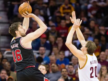 Pau Gasol lanzando a canaste ante Mozgov