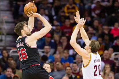 Pau Gasol lanzando a canaste ante Mozgov