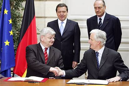 Los ministros de Exteriores alemán, Fischer (izquierda), y francés, Barnier, se saludan con Schröder y Chirac al fondo.