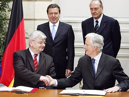 Los ministros de Exteriores alemán, Fischer (izquierda), y francés, Barnier, se saludan con Schröder y Chirac al fondo.