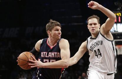 Korver finta ante Bogdanovic.