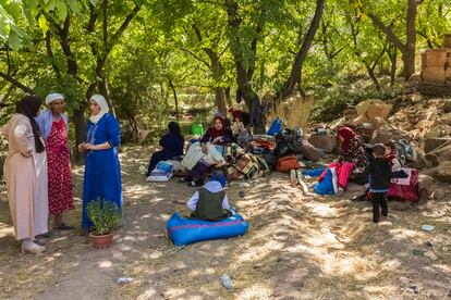 Familiares de de Saida en el campamento improvisado que han montado a apenas 50 metros de los restos de la casa. Llevan pernoctando allí dos días.