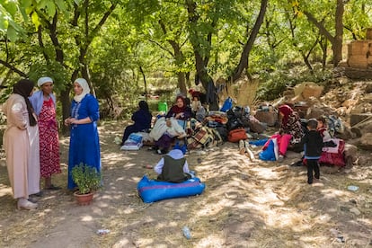 Familiares de de Saida en el campamento improvisado que han montado a apenas 50 metros de los restos de la casa. Llevan pernoctando allí dos días.