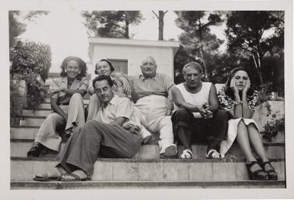 Man Ray, en primer plano, con varios artistas, entre ellos Picasso y Dora Maar (primera por la izquierda), en 1937.