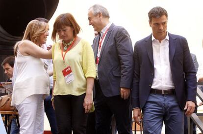 S&aacute;nchez y C&eacute;sar Luena (a su izquierda), con los barones regionales del PSOE ayer en Ferraz. 