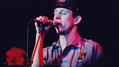 Shane MacGowan, en un concierto de The Pogues en Londres el día de San Patricio de 1987.