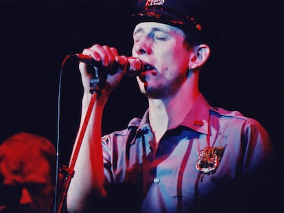 Shane MacGowan, en un concierto de The Pogues en Londres el día de San Patricio de 1987.