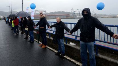 Una parte de la cadena humana en el puente de As Pías