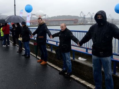 Una parte de la cadena humana en el puente de As Pías