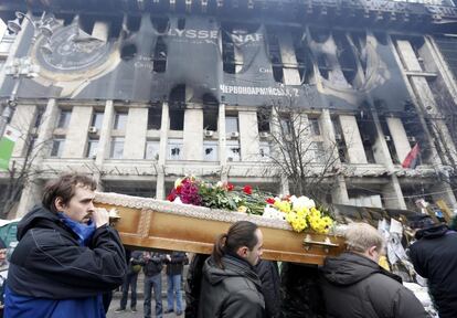 En ausencia de Yanukóvich, que abandonó Kiev durante la noche para viajar a la ciudad oriental de Járkov, la sensación de ingobernabilidad se ha instalado en la capital ucraniana. En la imagen, homenaje a los fallecido en Kiev en la plaza de la Independencia durante un servicio funerario, 22 de febrero de 2014.