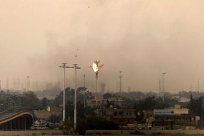 Un caza rebelde, que fue abatido ayer por sus propios compañeros de armas en un momento de confusión previo al ataque aliado, se estrella en las cercanías de Bengasi, bastión de los alzados contra el régimen de Muamar el Gadafi.