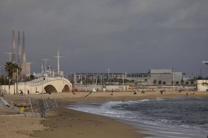 La platja de la Mar Bella, a Barcelona, aquest dilluns al matí.