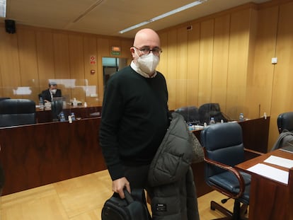 El director general de coordinación sanitaria de la Comunidad de Madrid, Javier Martínez Peromingo, este viernes antes de comparecer en la Asamblea.