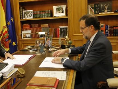 El rey Felipe VI y el presidente del Gobierno, Mariano Rajoy, este martes.