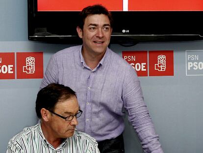 Roberto Jiménez (de pie), líder del PSN, y Román Felones, presidente del partido, en la reunión de la ejecutiva.