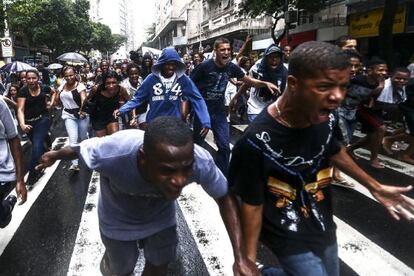 Manifestantes en una protesta en Copacabana, el 24 de abril