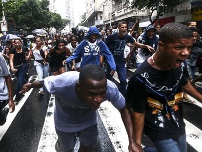 Manifestantes en una protesta en Copacabana, el 24 de abril