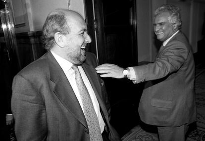 Los socialistas Joaquín Almunia (izquierda) y Enrique Múgica bromean al comienzo de un pleno en el Congreso de los Diputados, en 1999.