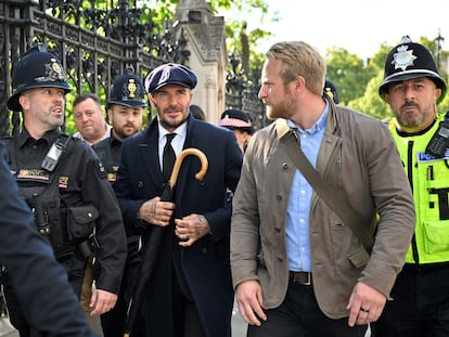 David Beckham abandona Westminster Hall después de presentar sus respetos ante el féretro de Isabel II.