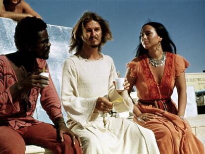 Carl Anderson, Ted Neeley y Yvonne Elliman toman un café durante el rodaje de 'Jesucristo Superstar' (1973).