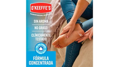 Crema para pies secos sobre fondo blanco.