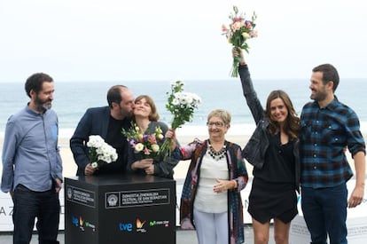 De izquierda a derecha, el director Jon Garano, los intérpretes Josean Bengoetxea, Nagore Aranburu, Itziar Aizpuru, Itziar Ituno y el director Jose Mari Goenaga en la presentación de 'Loreak' en San Sebastián.