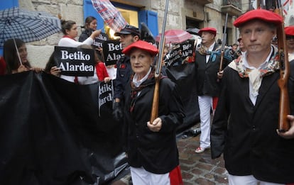 Vecinos partidarios del alarde tradicional muestran su rechazo a la compañía mixta.