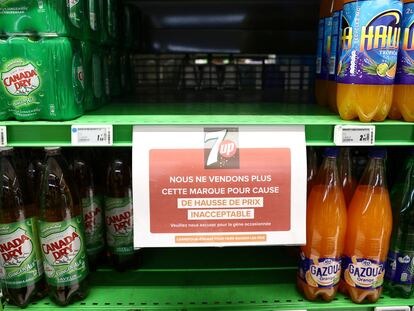 "No vamos a vender más esta marca por el inaceptable incremento de sus precios", se lee en un cartel fijado en un lineal donde antes había 7Up en un Carrefour de París.