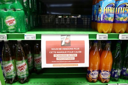 "No vamos a vender más esta marca por el inaceptable incremento de sus precios", se lee en un cartel fijado en un lineal donde antes había 7Up en un Carrefour de París.