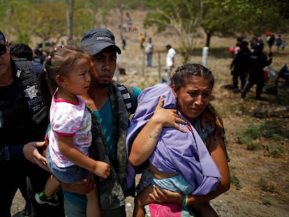 Policiais detêm um grupo de migrantes nesta segunda-feira no sul do México.