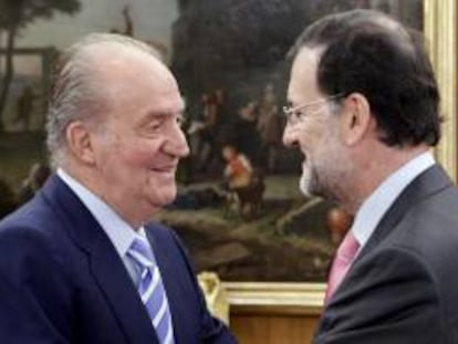 El rey Juan Carlos recibe el saludo del presidente del Gobierno, Mariano Rajoy. EFE/Archivo