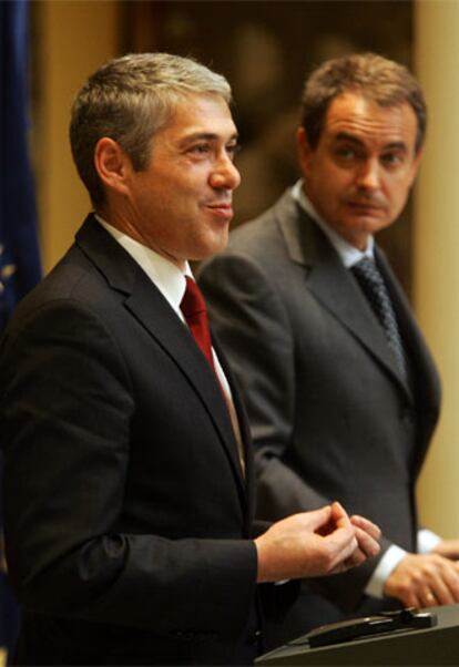 José Sócrates (izquierda), junto a Rodríguez Zapatero.