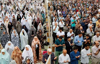 Asistentes a la fiesta del fin del Ramadán en la ciudad de Chalus, en Irán.