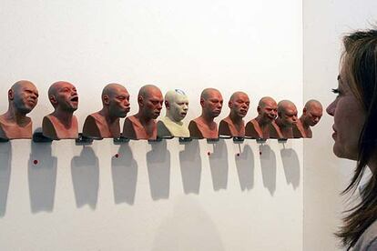 Una visitante contempla la obra de Richard Stipl expuesta en la galería Christopher Cutt de Toronto, Canadá.