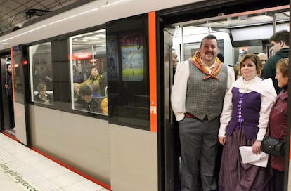 La huelga del Metro de Bilbao no est teniendo especial incidencia en la festividad de Santo Toms. A pesar de las aglomeraciones el suburbano trabaja con relativa normalidad y los ciudadanos se acercan hasta el Arenal y el Casco Viejo vestidos de <i>baserritarras</i> a travs del servicio metropolitano.