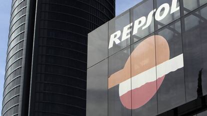 Vista del logotipo de la compañia petrolera Repsol. 